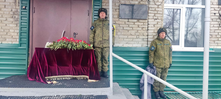 В рубцовской школе № 15 открыли мемориальную доску.